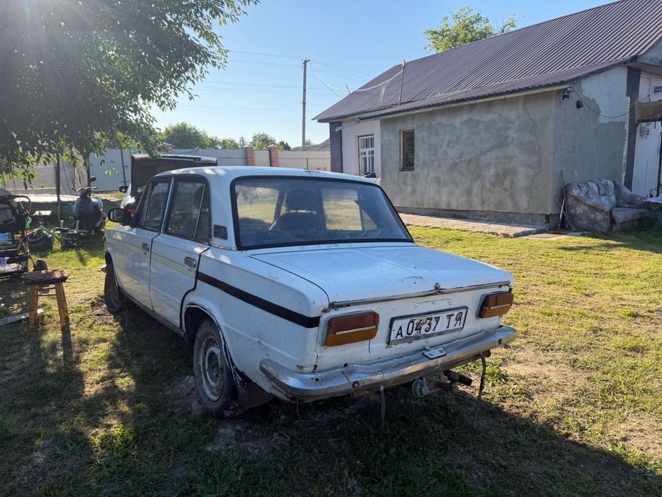 Ваз 2103 стоїть