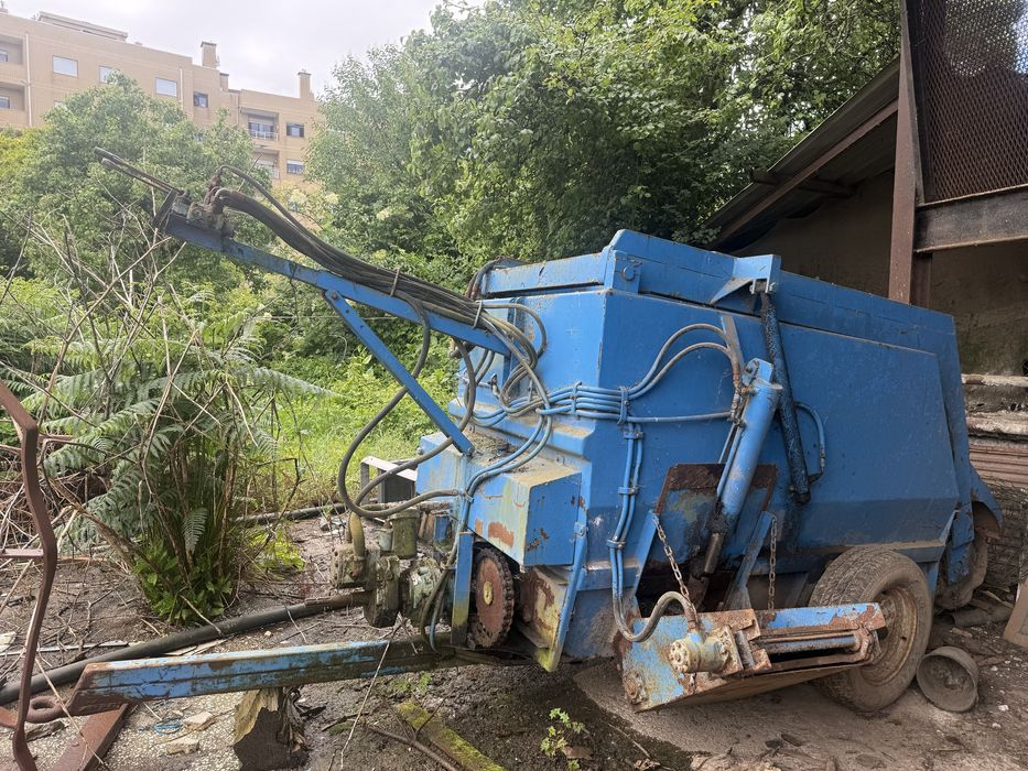 Maquina de alimentar o gado Unifeed