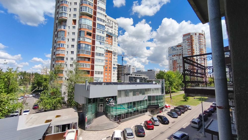 Продажа  3-комн. квартиры в 100 метрах от м. "Научная", 4-й этаж