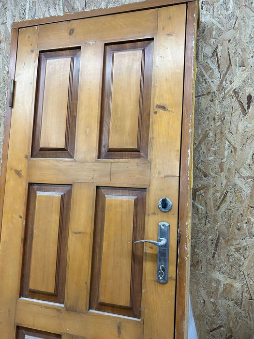 Двері вхідні деревʼяні