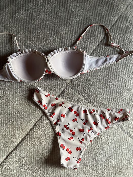 Biquini branco com cerejas