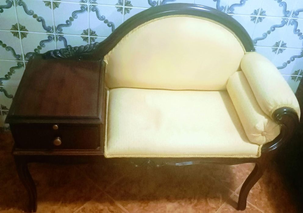 Móvel antigo com cadeira e arrumação