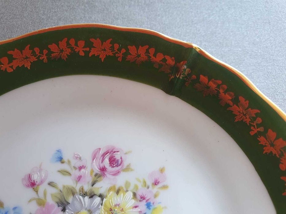 Prato com motivos florais e friso verde e dourado