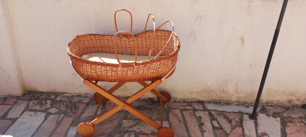 Berço em verga e madeira