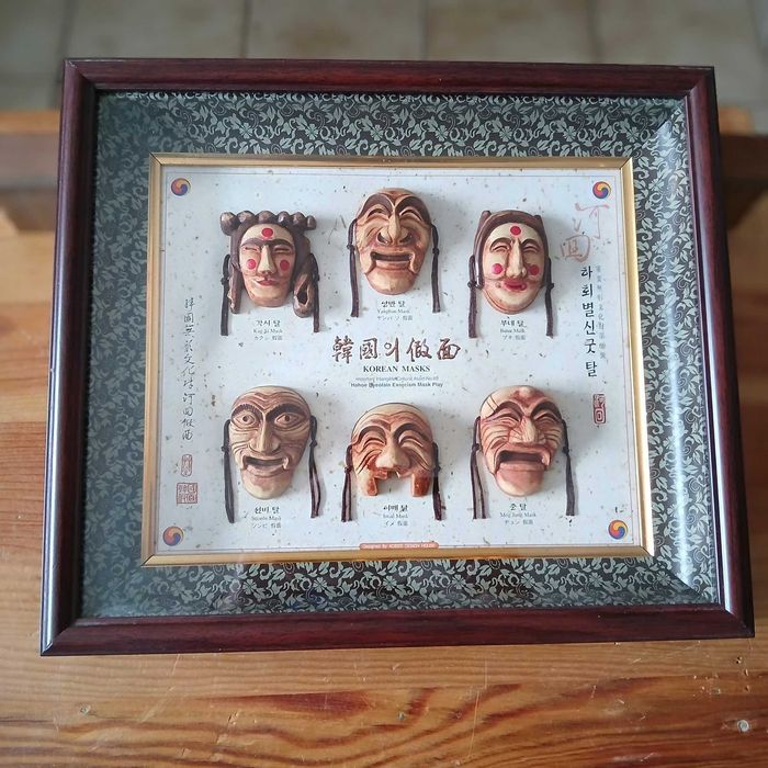 Quadro com máscaras coreanas