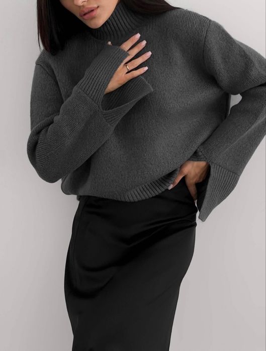 Светр з розрізами на рукавах темно-сірий