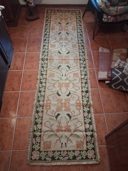 5 tapetes e carpetes de arraiolos. Peças antigas e artesanais. Em bom estado.