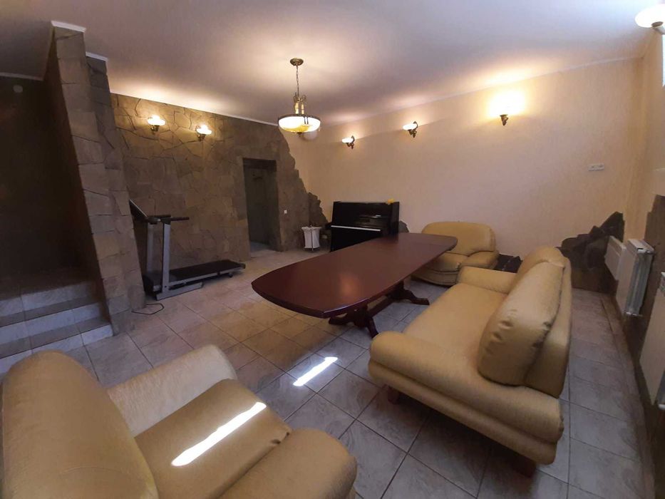 Киев. Дома 300 кв. Сауна. Джакузи. До 15 человек.