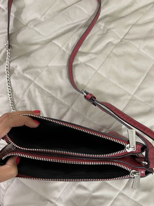 Mala vermelha com textura Stradivarius