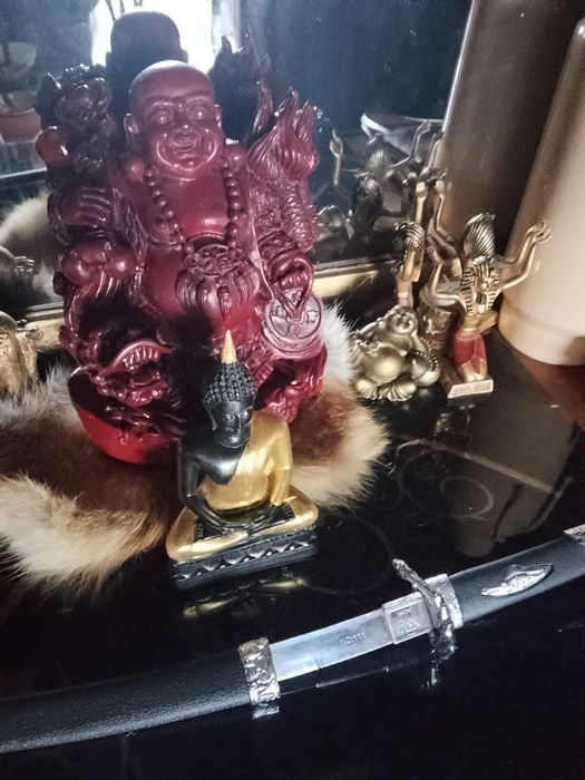 Статуетки різного розміру та матеріалу