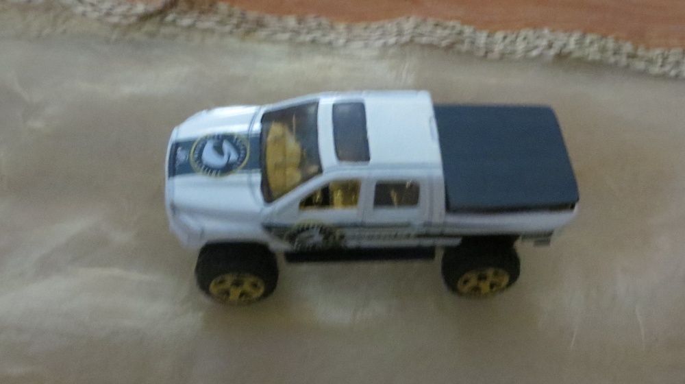 Carro Dodge 4X4 Ram 1500 Superlift - Escala 1:43