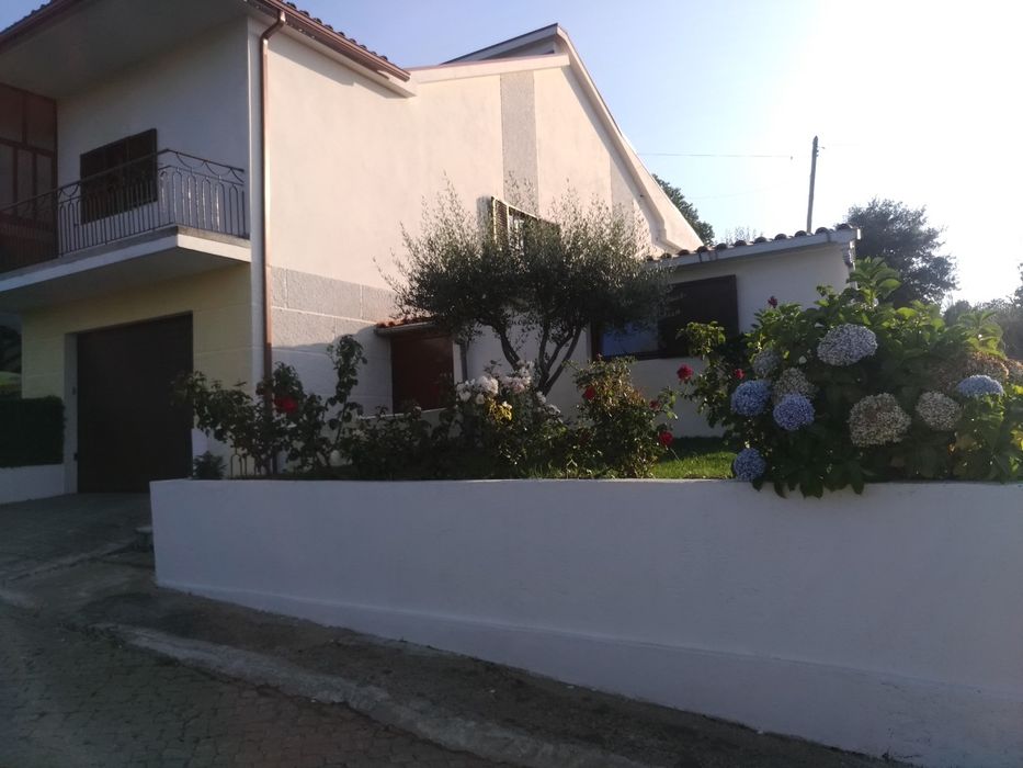 Moradia com logradouro e terreno de cultivo