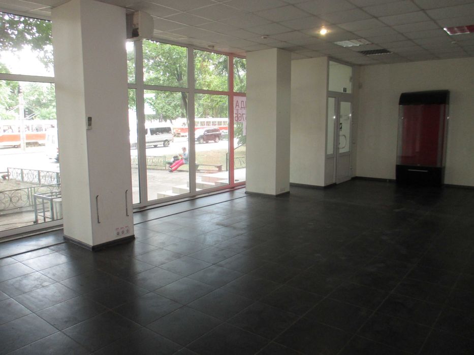 Кирилівська,117, вітрини, фасад, активний трафік, нежитловий фонд.