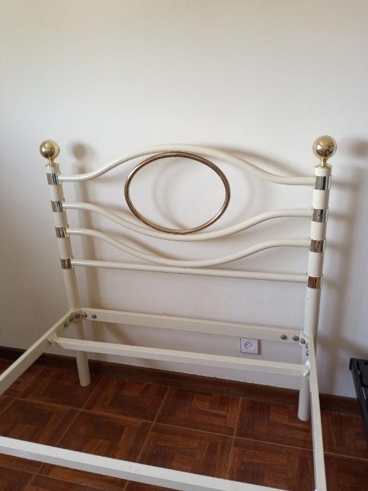 Cama de ferro em bom estado