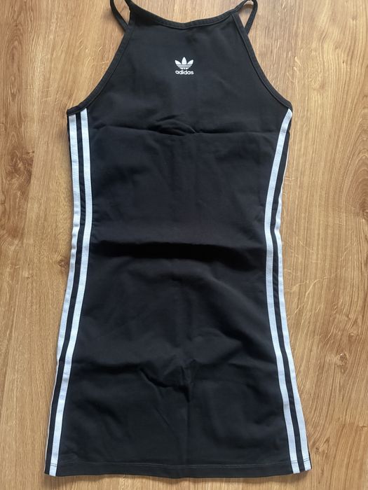 Sukienka adidas na cienkich ramiączkach