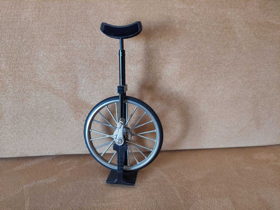 Réplica de modelo em miniatura de um monociclo