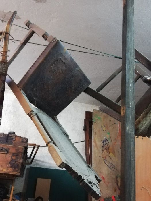 Cadeiras de mesa variadas,de couro, de madeira, etc