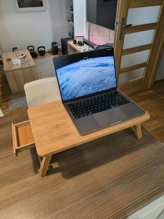 Bambusowy stolik na laptopa