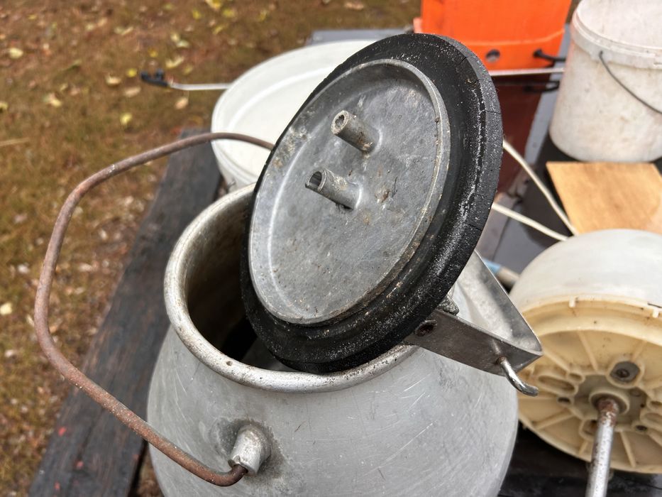 Алюмінієвий40л бідон та малий на мехдойку .Є млин