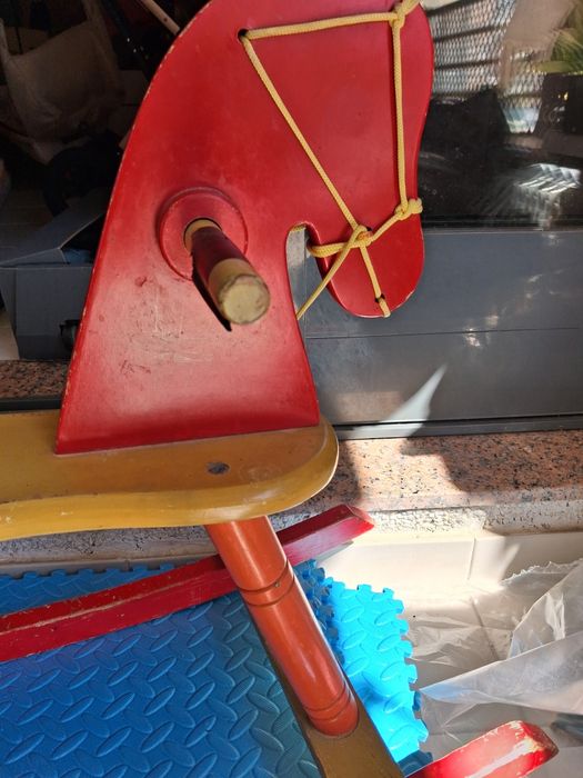 Cavalo de baloiço em madeira feito à mão