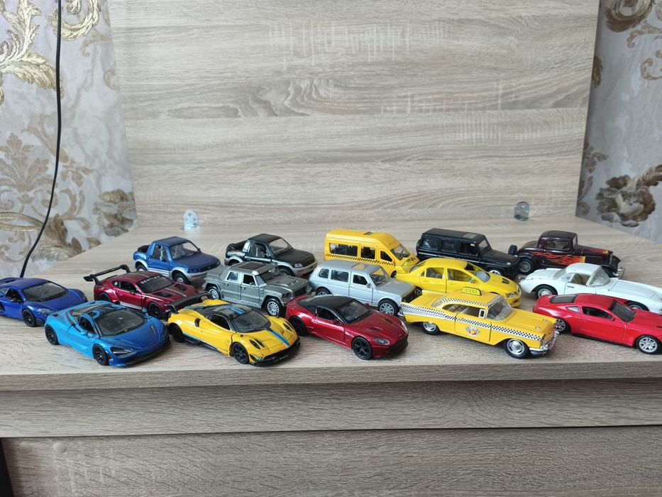 Залізні машинки  (двері відчиняються)