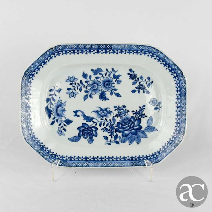 Travessa Companhia das Índias, Qianlong séc. XVIII decorada com flores