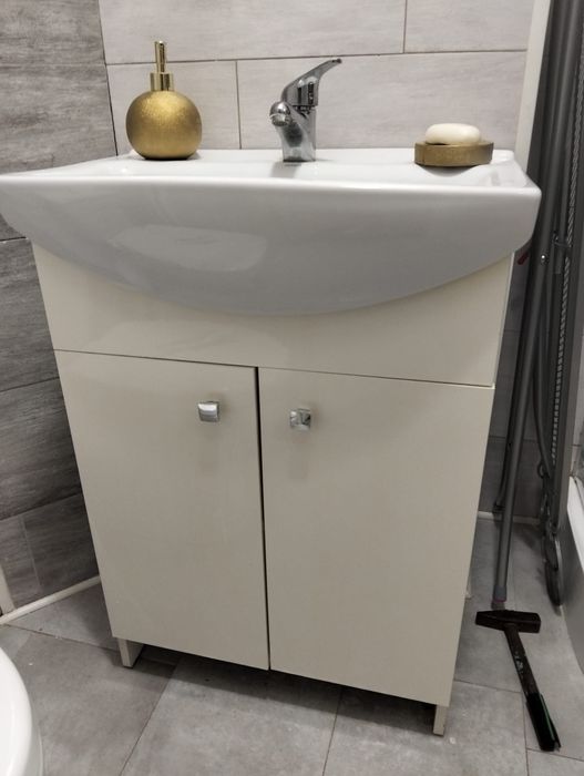 Szafka z umywalką i baterią i wisząca z lustrem