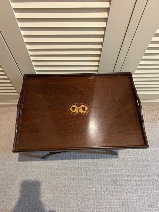 Mesa de apoio / tabuleiro de serviço com suporte de pés