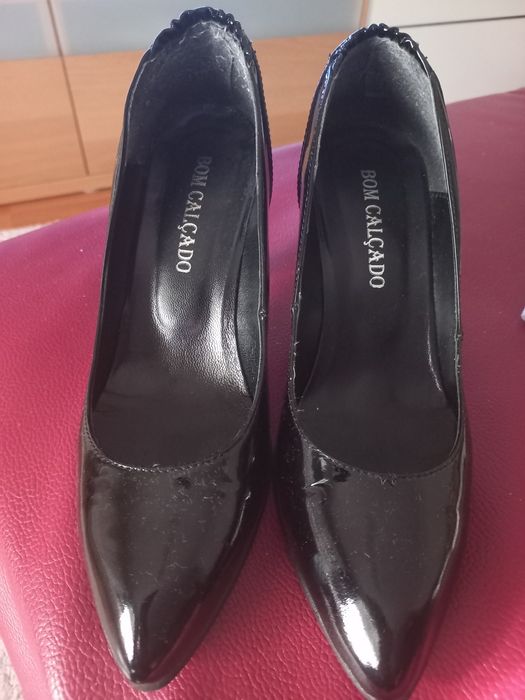 Sapatos em verniz pretos