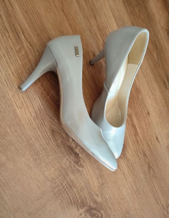 Szare lakierki obcas r.39
