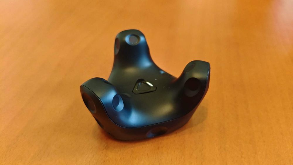 3 trackery Vive Trackers 3.0 + dongle (+ stacje na dongle i kable OEM), oryginalne opakowanie + pasy Vortex Virtual Reality full-body tracking/FBT
