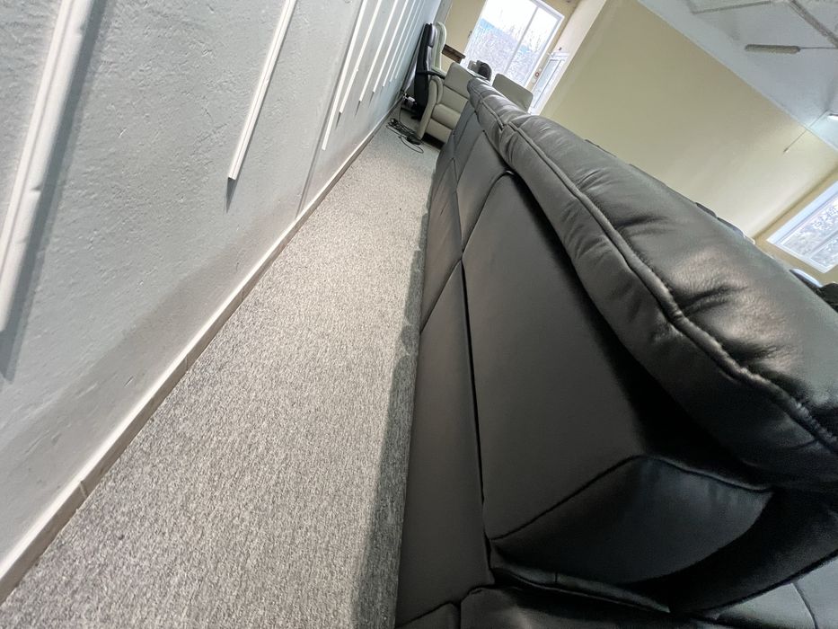 Виставковий шкіряний розкладний з великою нішею повністю шкіряний