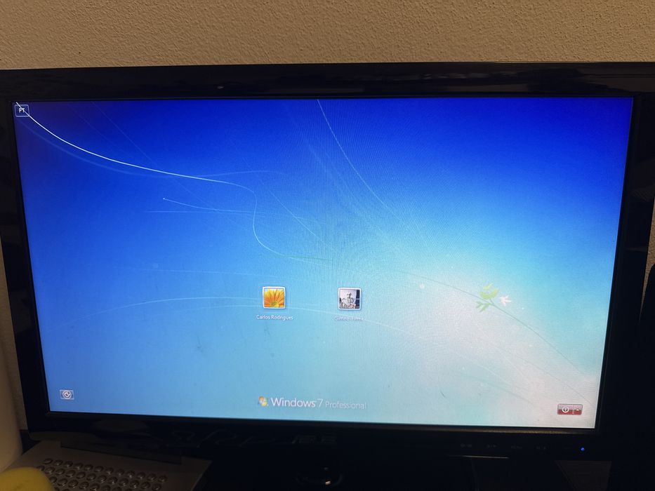 Monitor Samsung e Asus