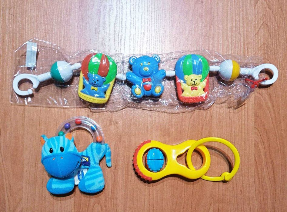 Подвеска на коляску, мягкая погремушка и игрушка-прорезыватель.