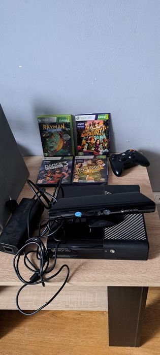 Xbox 360 z kinectem, padem i 4 gry.