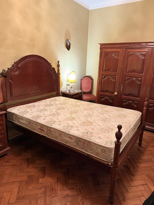 Conjunto de Móveis de Quarto em Madeira Maciça