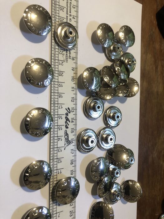 Кнопки, пуговицы для верхней одежды с диаметром 2,5 см.