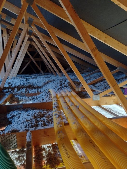 Ocieplenie i naprawa izolacji poddasza w jeden dzień; Celuloza Thermofloc F λ 0,037 bez boru
