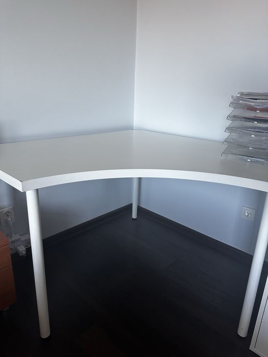 Biurko narożne IKEA – duże, wygodne, białe