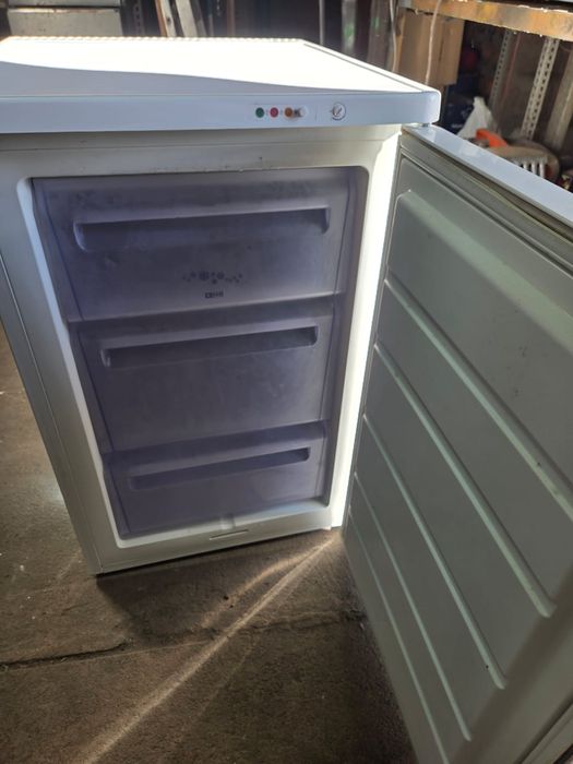 Arca vertical em bom estado