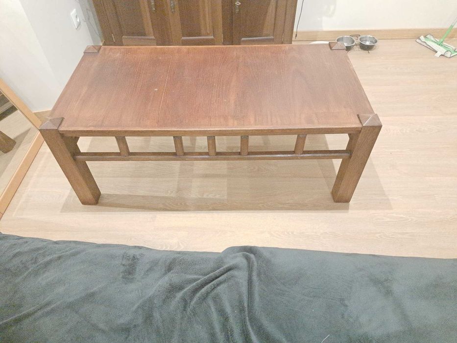 Mesa de madeira de sala
