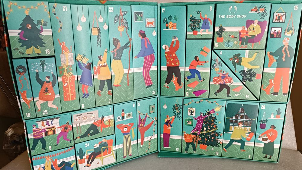 Antiga grande caixa advento da body shoop para decoração