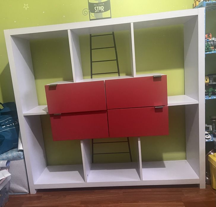 Estante branca com gavetas