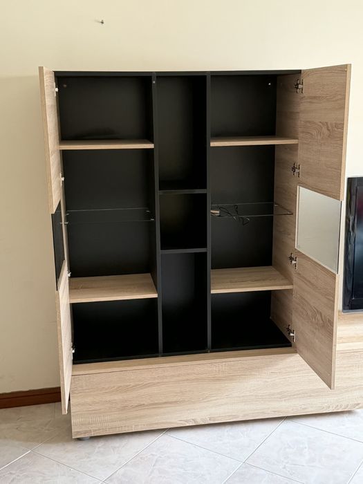 Móvel de sala moderno com espaço para TV