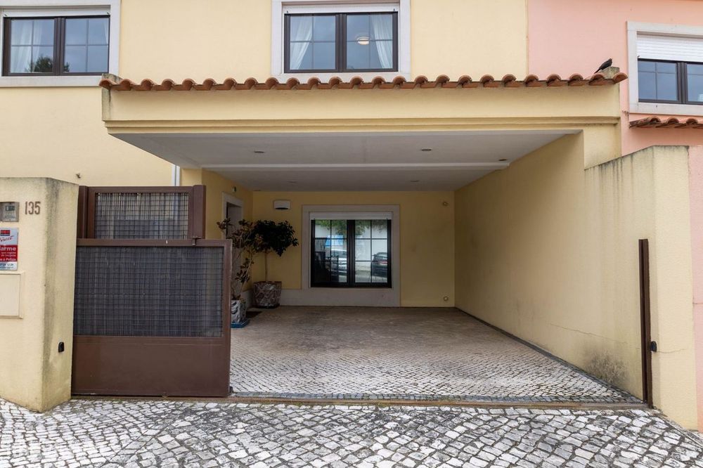 Moradia T3+2 Jardins Parede