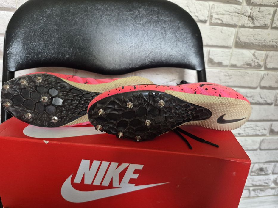 беговые шиповки Nike Zoom Rival S 9 имеют яркую розовую расцветку с чёрным принтом в виде брызг.