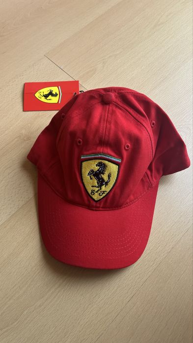 Boné Ferrari vermelho/preto (NOVO)