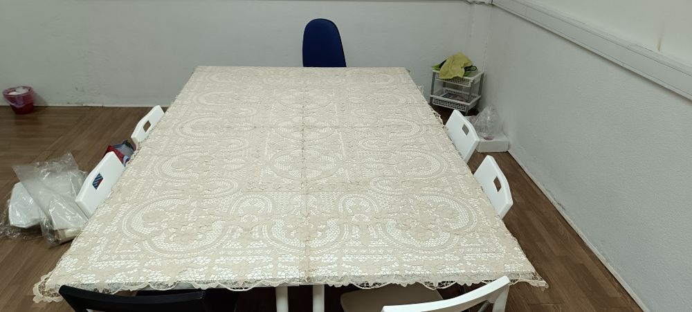 Toalha bordada à mão. Nunca foi usada. Guardanapos ainda estão presos