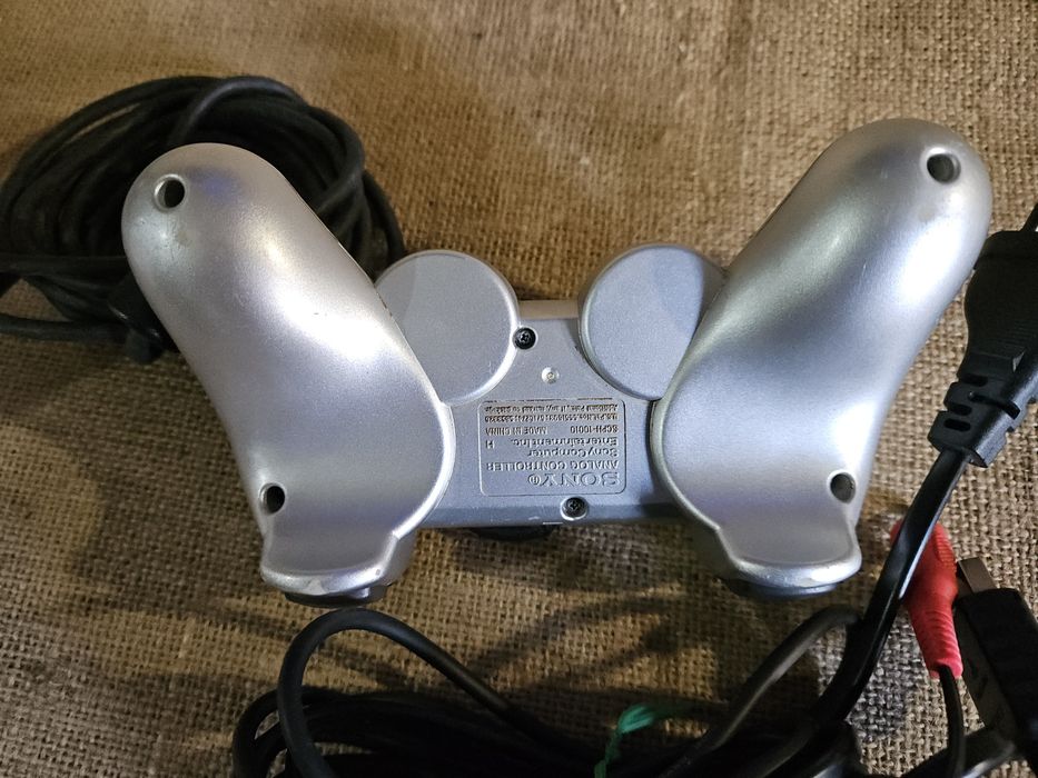 Ps2 cinza com um jogo