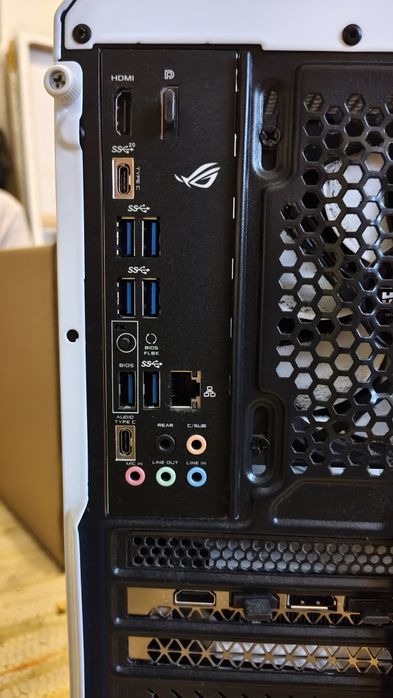 Computador fixo inteiro ou peças